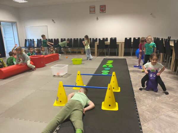 Dzielne Jeżyki na tęczowym torze przeszkód