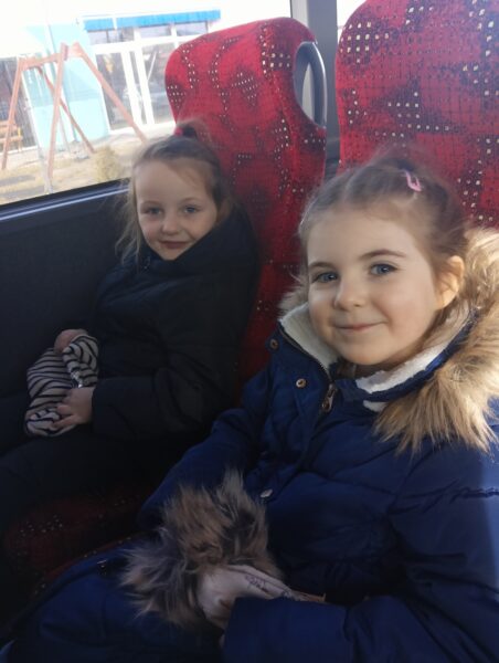 Dziewczynki w drodze na spektakl