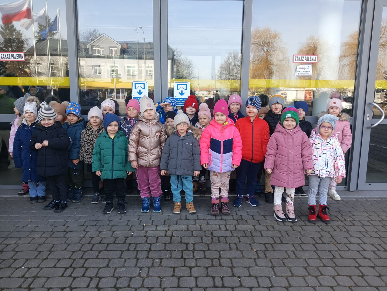 Zdjęcie grupowe przed Akademią Bialską