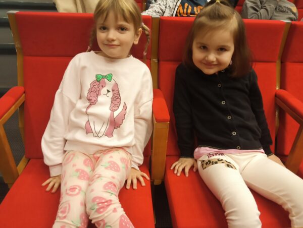 Dziewczynki czekają na spektakl