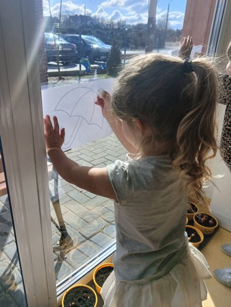 Dziewczynki w trakcie wykonywanie pracy plastycznej