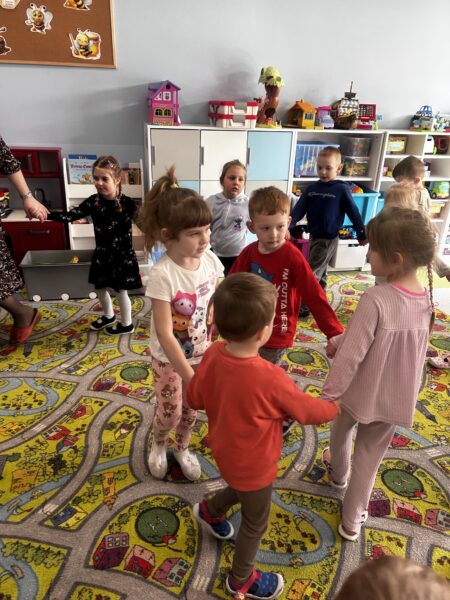 Zabawa ruchowa "Zamieszanie na polanie"