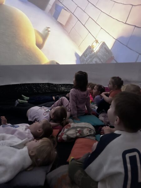 Przedszkolaki podczas seansu