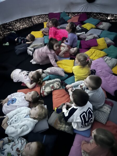 Przedszkolaki podczas seansu