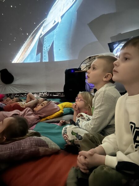 Przedszkolaki podczas seansu