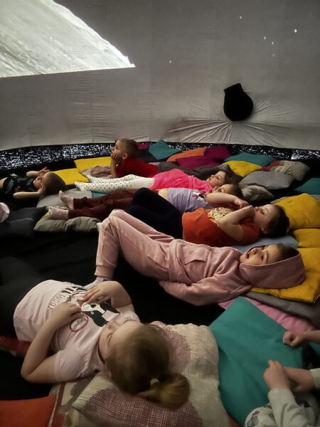 Pszczółki poznają świat astronomii w mobilnym planetarium