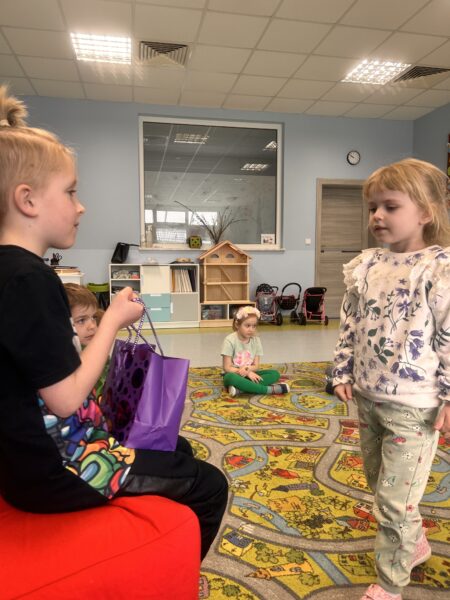 Michasia składa życzenia urodzinowe koledze z grupy