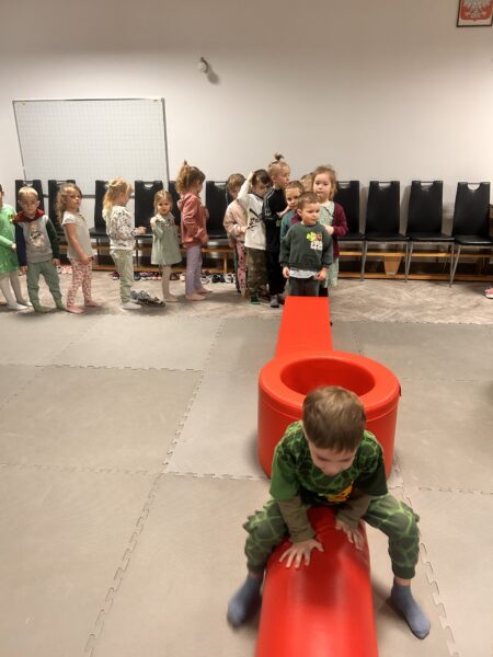 Pszczółki pokonują tor przeszkód