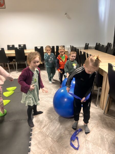 Pszczółki pokonują tor przeszkód