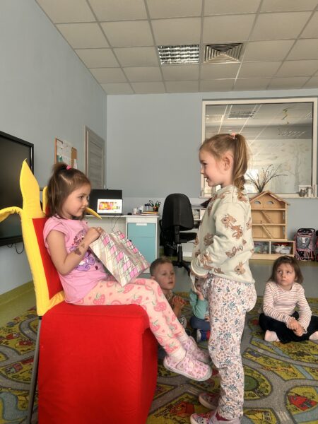 Marcela składa życzenia urodzinowe koleżance