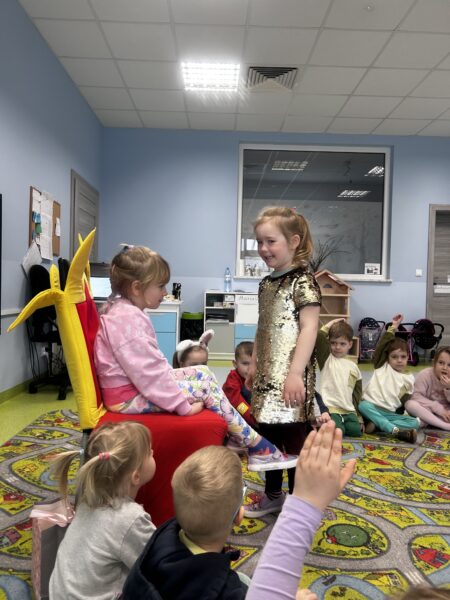 Marcela składa życzenia Nelci