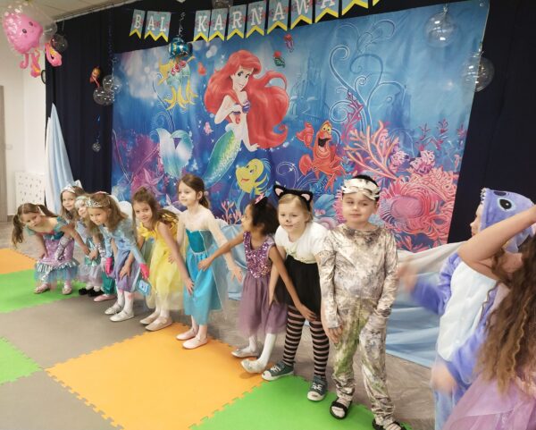 Misie biorą udział w zabawach podczas balu karnawałowego.