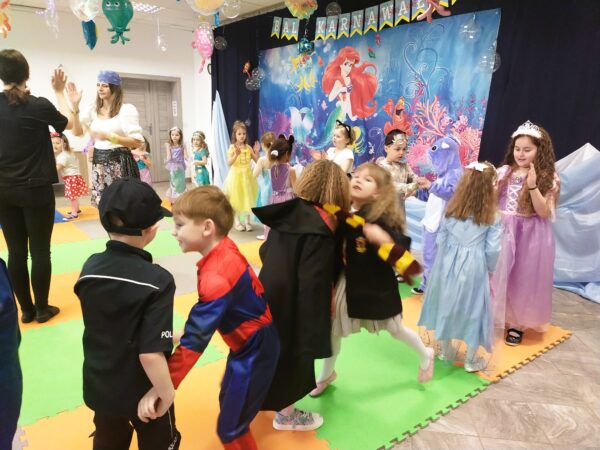 Misie biorą udział w zabawach podczas balu karnawałowego.