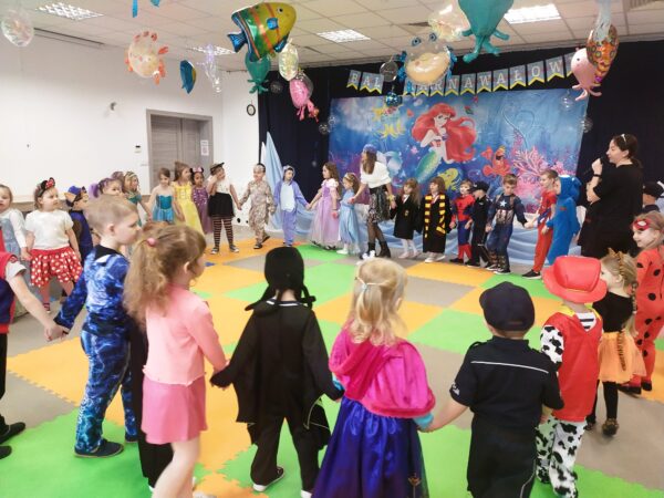 Misie biorą udział w zabawach podczas balu karnawałowego.