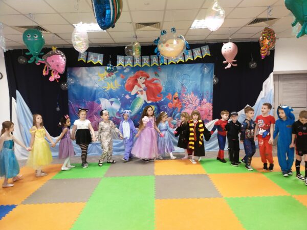 Misie biorą udział w zabawach podczas balu karnawałowego.