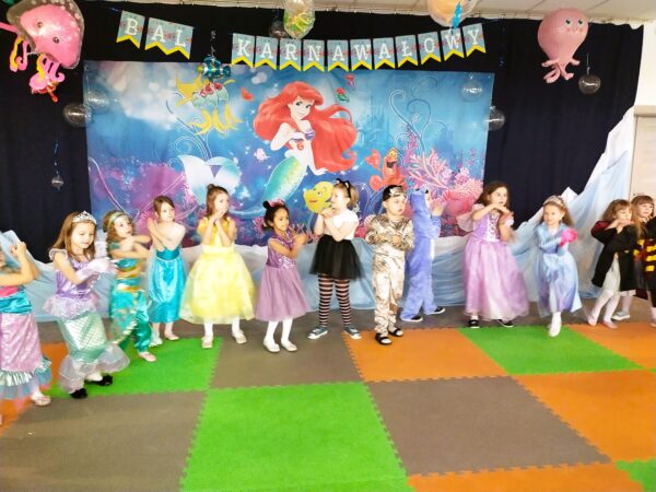 Misie biorą udział w zabawach podczas balu karnawałowego.