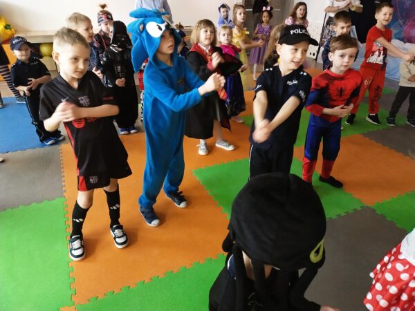 Misie biorą udział w zabawach podczas balu karnawałowego.