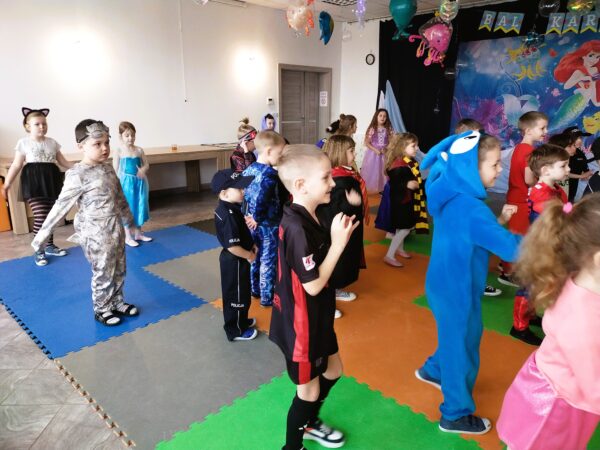 Misie biorą udział w zabawach podczas balu karnawałowego.