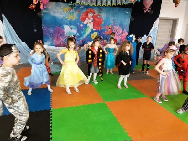 Misie biorą udział w zabawach podczas balu karnawałowego.