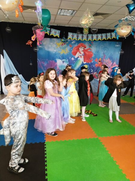 Misie biorą udział w zabawach podczas balu karnawałowego.