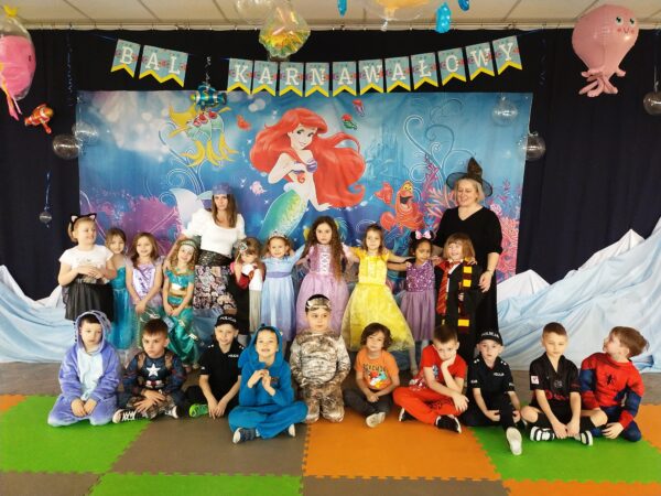 Pamiątkowe zdjęcie Misiów z balu karnawałowego.