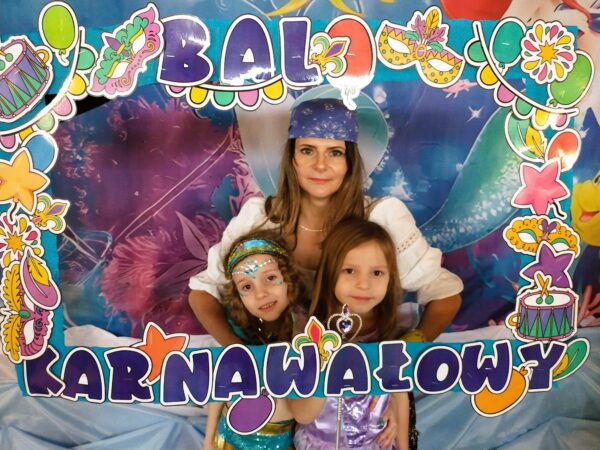 Pamiątkowe zdjęcie Misiów z balu karnawałowego.