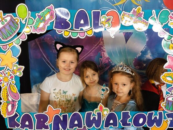 Pamiątkowe zdjęcie Misiów z balu karnawałowego.