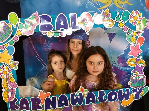 Pamiątkowe zdjęcie Misiów z balu karnawałowego.