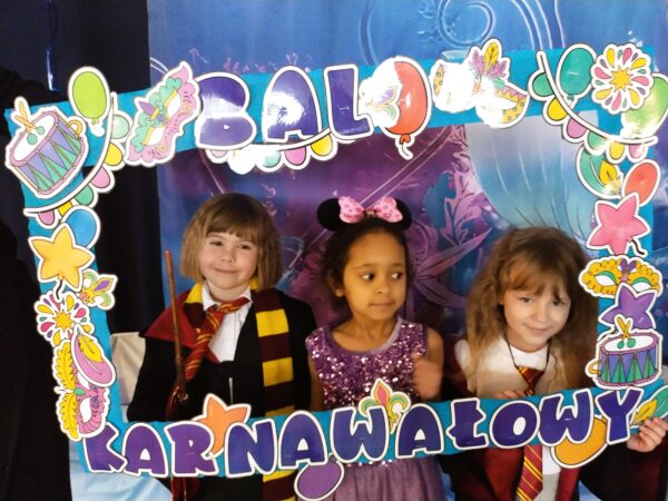 Pamiątkowe zdjęcie Misiów z balu karnawałowego.