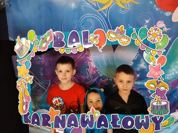 Pamiątkowe zdjęcie Misiów z balu karnawałowego.