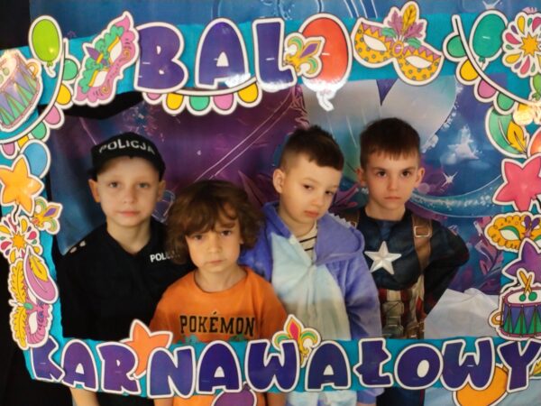 Pamiątkowe zdjęcie Misiów z balu karnawałowego.