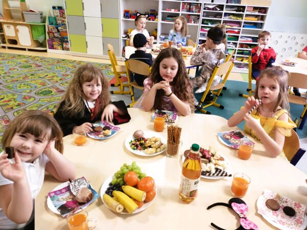 Misie biorą udział w karnawałowej uczcie.