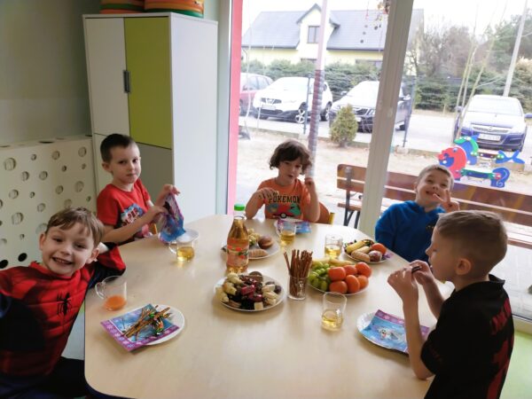 Misie biorą udział w karnawałowej uczcie.