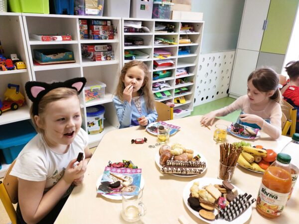 Misie biorą udział w karnawałowej uczcie.