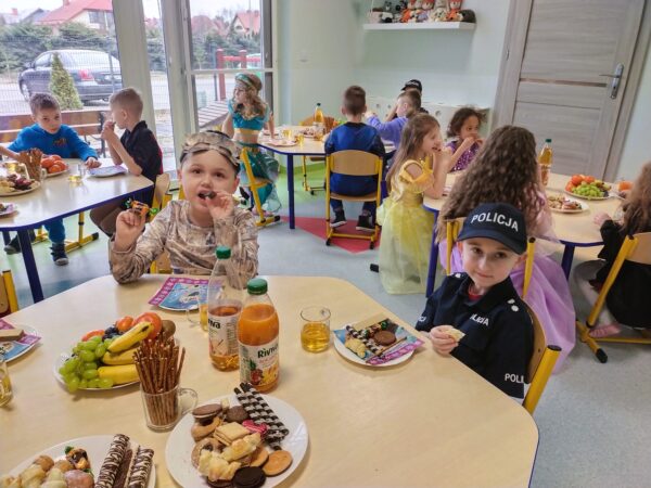 Misie biorą udział w karnawałowej uczcie.