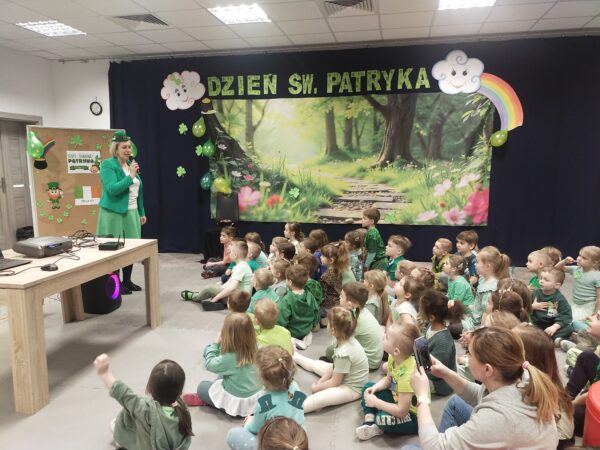 Przedszkolaki poznają ciekawostki związane z obchodami Dnia św. Patryka