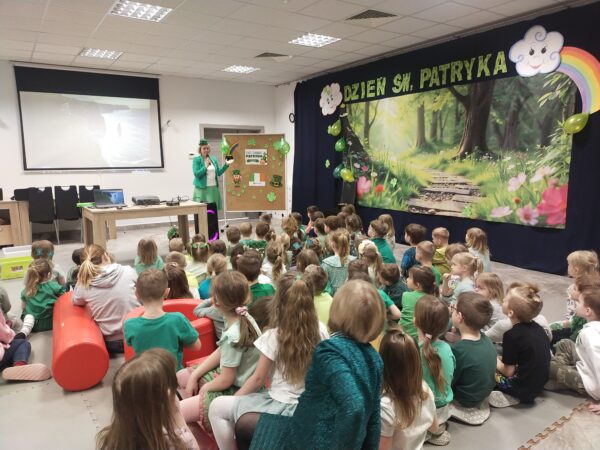 Dzieci powtarzają nazwy kolorów tęczy i liczą je w języku angielskim, a także poznają legendę o skrzacie leprechaunie