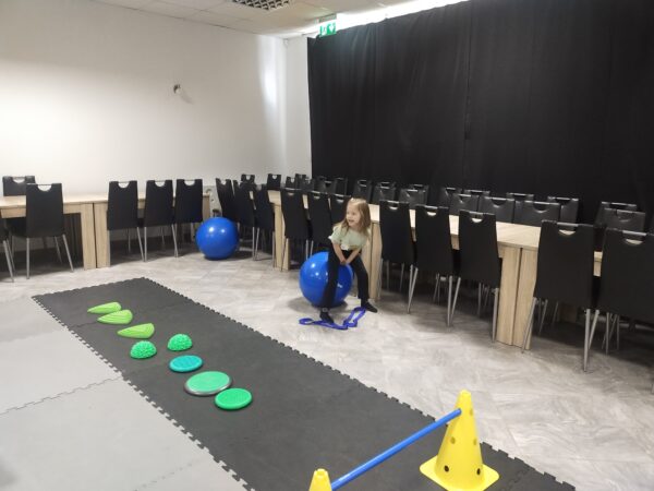 Ala dzielnie radzi sobie z niebieską przeszkodą