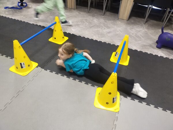 Michalinka sprawnie pokonuje żółtą przeszkodę