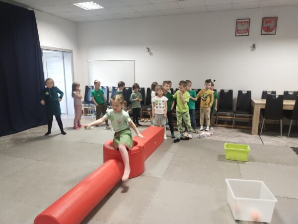 Kamilka rozpoczyna tęczowy tor przeszkód od koloru czerwonego