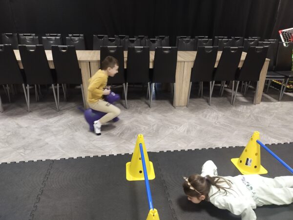 Mikołaj zmierza do skarbu skrzata pokonując ostatnią, fioletową przeszkodę