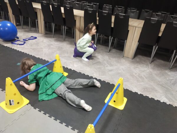 Dzielne, misiowe dziewczynki na kolejnych przeszkodach