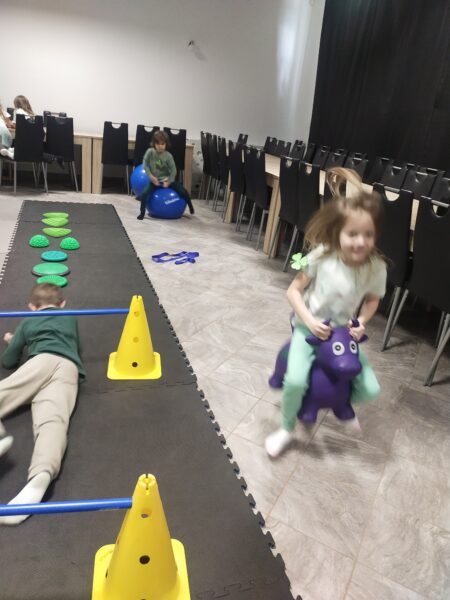 Misie doskonale radzą sobie na tęczowym torze przeszkód