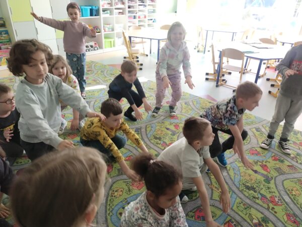 Wykonujemy pierwsze zadanie - 10 przysiadów, licząc w języku angielskim