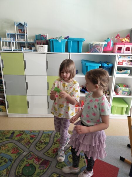 Dziewczynki odczytują zadanie do wykonania