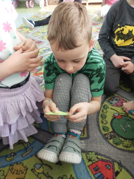 Olek próbuje odczytać kolejne zadanie do wykonania