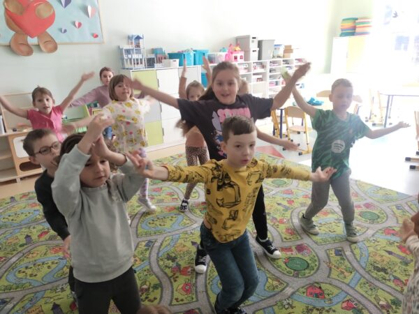 Przedszkolaki wykonują pajacyki