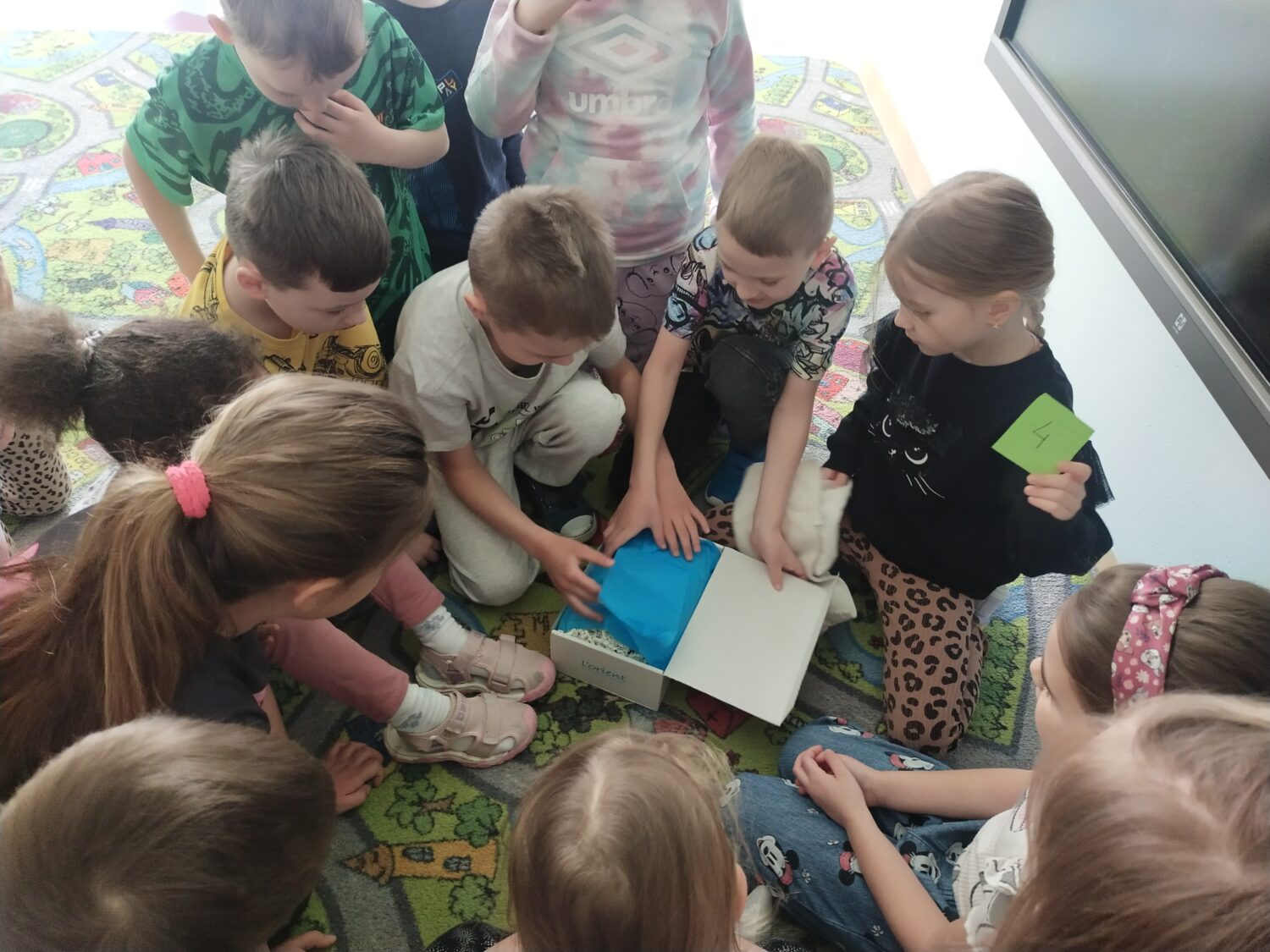 Misie odnalazły ukryty skarb i utrwaliły słowo "treasure"