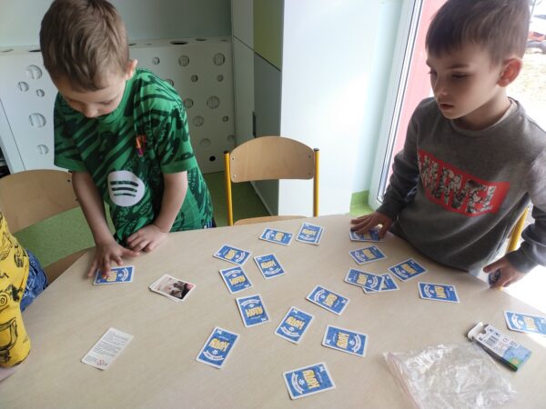 Chłopcy ćwiczą swoją pamięć i spostrzegawczość grając w nową grę