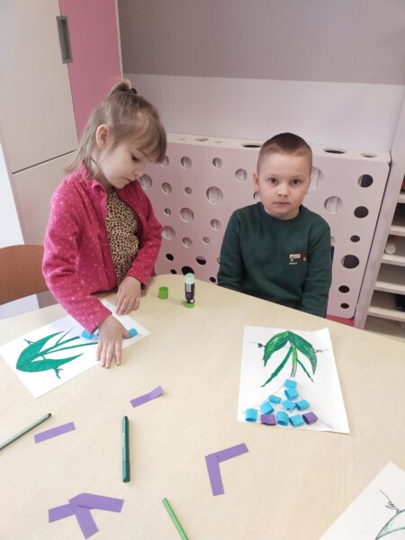 Jeżyki tworzą kwiatostan szafirka z niebieskich papierowych kółek